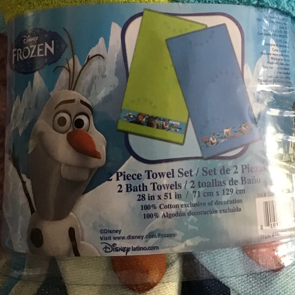 - Disney Frozen 2 Towel Set. NWT